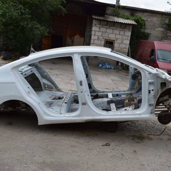 Стойка кузовная центральная правая HYUNDAI ELANTRA AD 17-(02) белый перл 71120-F3A00