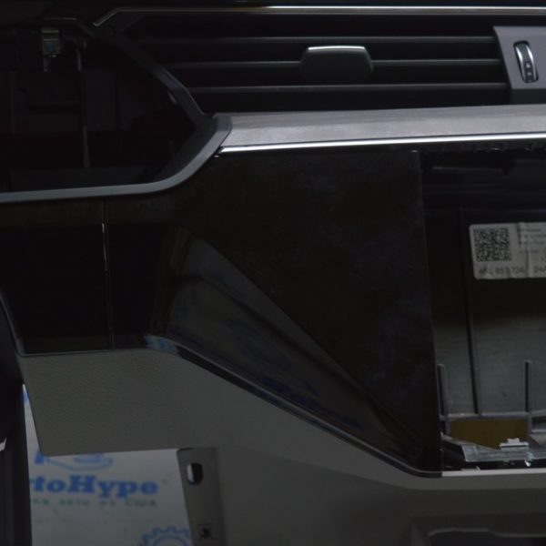 Накладка торпедо центр нижняя левая Audi E-Tron (Q8) GEN 18- черн глянец 4KL857967  V58