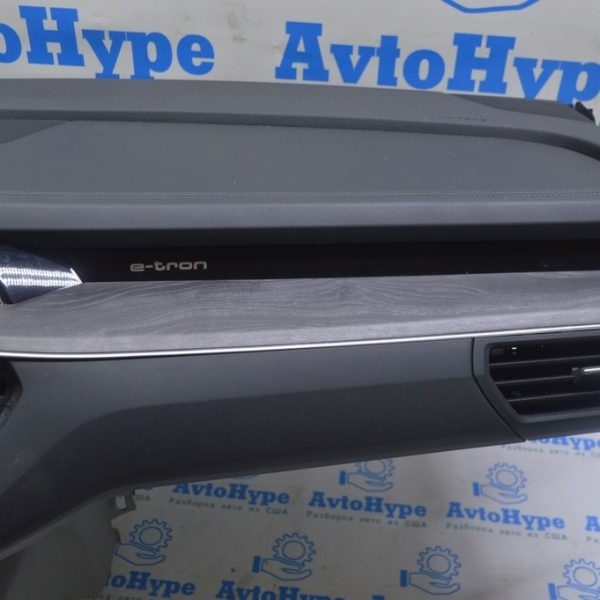 Накладка торпедо верхняя правая Audi E-Tron (Q8) GEN 18- черн, под динамик 4KE857228  6PS