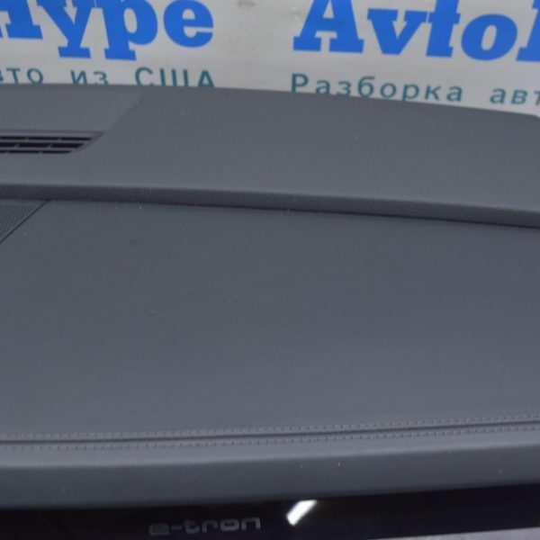 Накладка торпедо верхняя Audi E-Tron (Q8) GEN 18- черн, под динамик 4KL857367A 6PS