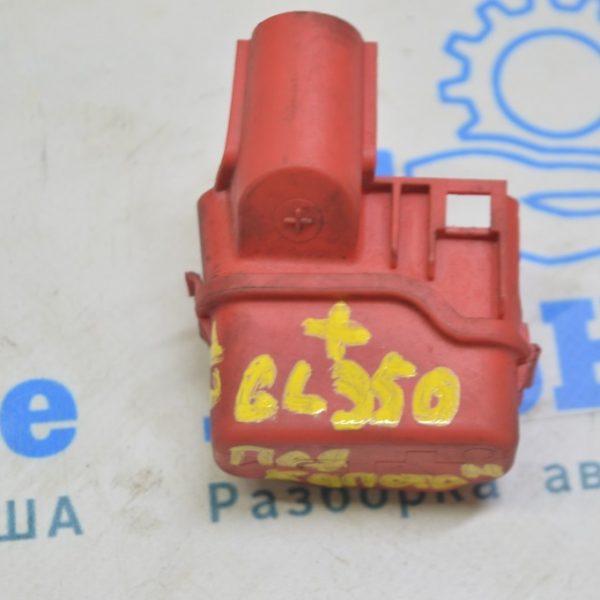 Накладка плюсовой клеммы Mercedes X164 GL под капотом 164-545-03-03