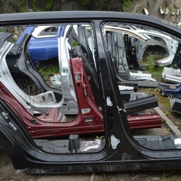 Стойка кузовная центральная правая Mercedes X164 GL (01) черный 197 (можно с батоном) 164-630-08-11