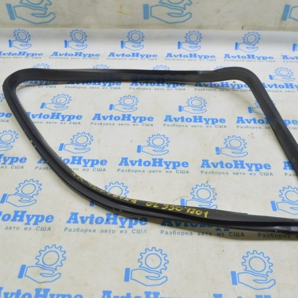 Уплотнитель форточки зад прав Mercedes X164 GL 164-670-14-39