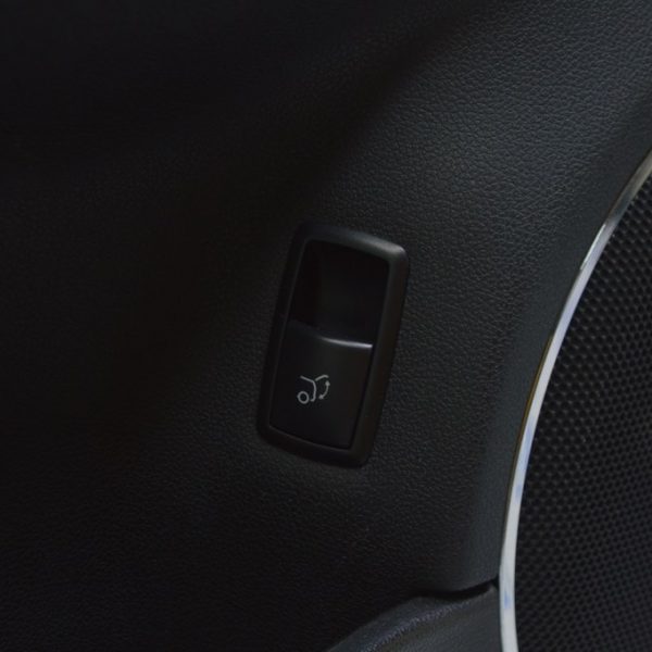 Кнопка открытия двери багажника внутрисалонная Mercedes X164 GL W164 ML 251-870-63-10-9051
