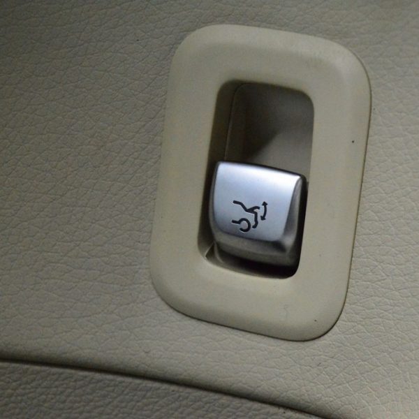 Кнопка открытия двери багажника Mercedes GLC X253 16- (на водительской карте) a2229052303