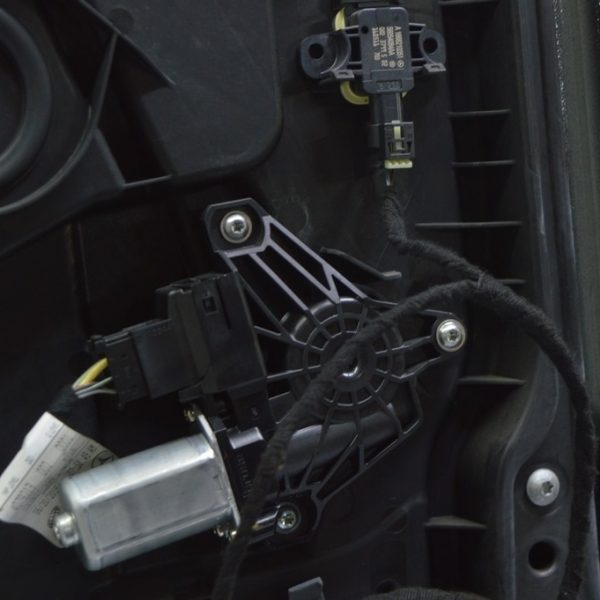 Мотор стеклоподъемника зад лев Mercedes GLE-class C292 12-19 A 246 906 31 00