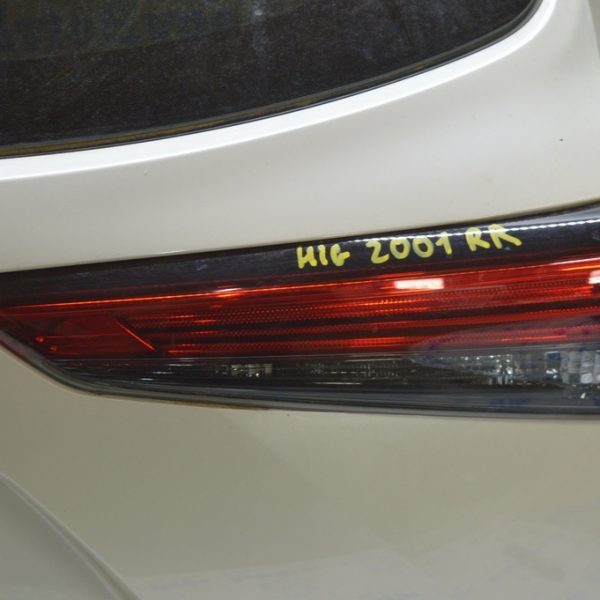 Фонарь внутренний крышка багажника правый Toyota Highlander 20- 81580-0E180