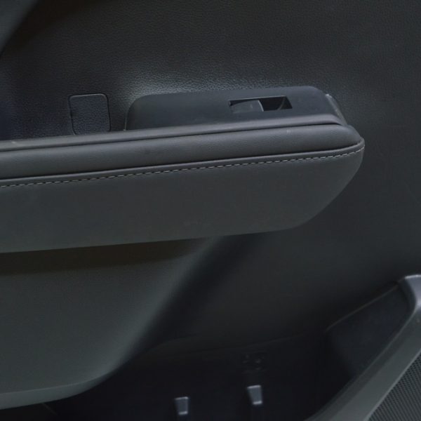 Накладка управления стеклоподъемником задним левым Toyota Highlander 20- черная 74272-0E080