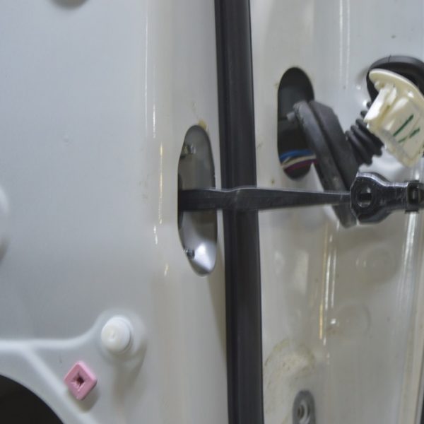 Ограничитель двери задней левой Toyota Highlander 20- 68640-0E130