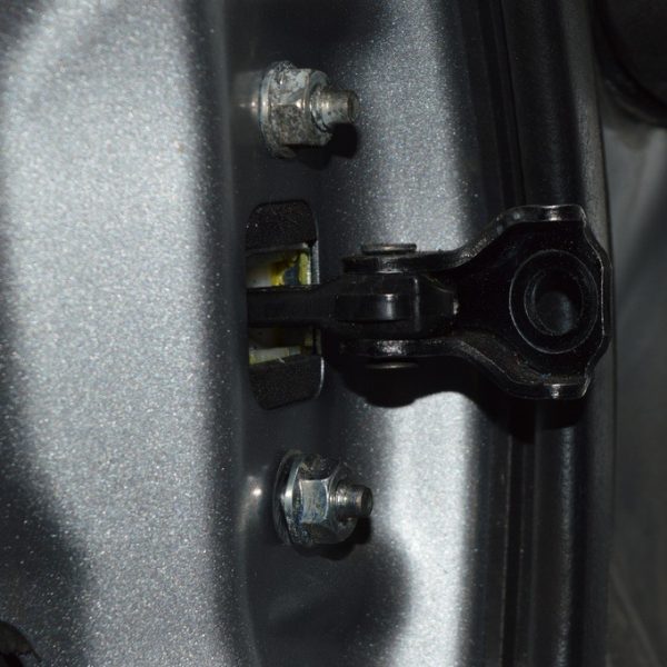 Ограничитель двери зад лев Toyota Highlander 14- 68640-0E060