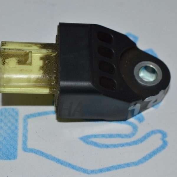 Датчик подушки безопасности задний прав Toyota Highlander 14- 89831-0R100