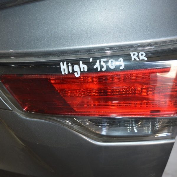 Фонарь внутренний (крышка багажника) правый Toyota Highlander 14-16 (03) деф.немного поведен 815800E050