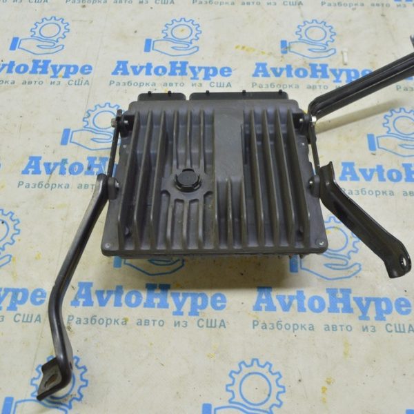 Верхний кронштейн блока ECU компьютера двигателя Toyota Highlander 20-22 3.5 89667-0E140