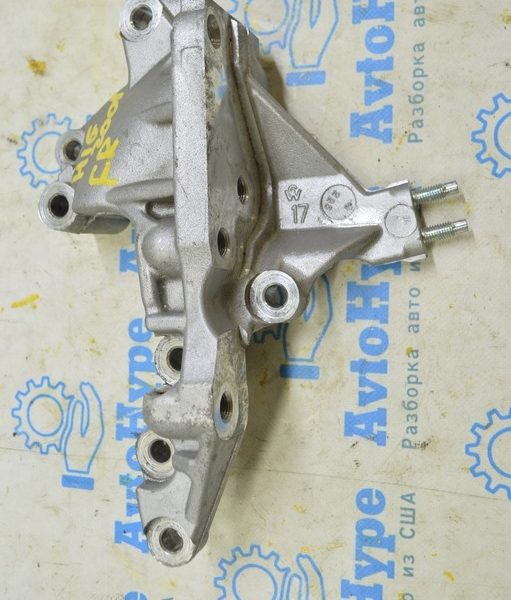 Кронштейн подушки двигателя правый Toyota Highlander 20-22 3.5 на двигателе 12315-0P080