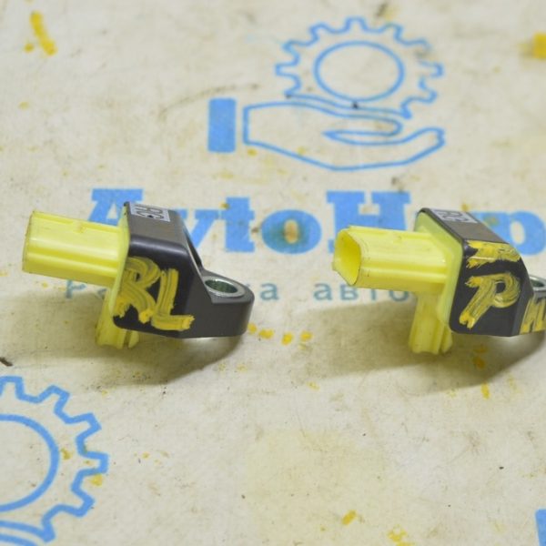 Датчик подушки безопасности задний левый Toyota Highlander 20- (01) 89831-0E160