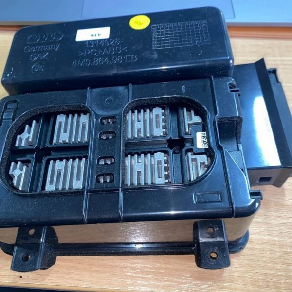 Беспроводная зарядка в сборе Audi Q7 4M 15- 4M0864981B