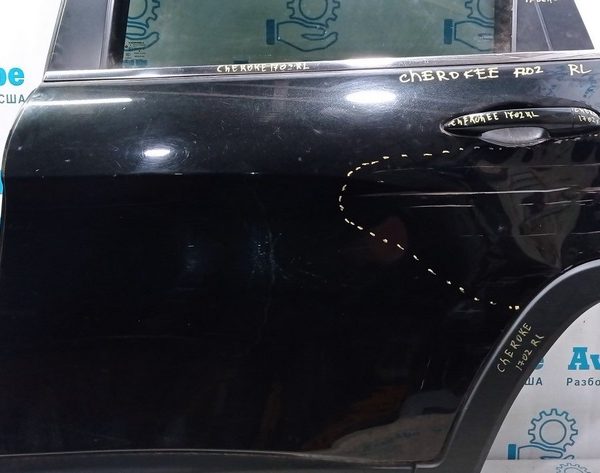 Дверь голая зад лев Jeep Cherokee KL 14- черная,цвет PXR (02) примятость под ручкой 68339347AD