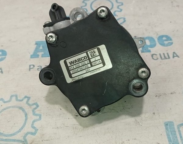 Вакуумный насос Jeep Cherokee KL 14- 2.4 (02) небольшой деф. 05047967AB