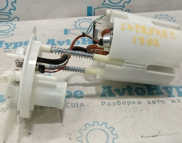 Топливный насос (бензонасос) Jeep Cherokee KL 14- 2.4 (02) 68084383AD