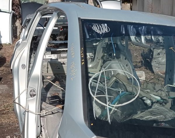 Молдинг лобового стекла прав VW Tiguan 09-17 5N0-854-328-5AP