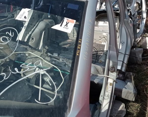 Молдинг лобового стекла лев VW Tiguan 09-17 5N0-854-327-5AP