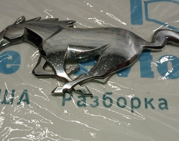 Эмблема передняя Ford Mustang mk6 15-17 деф.креплений (реализация) С. fr3z-8a224-a