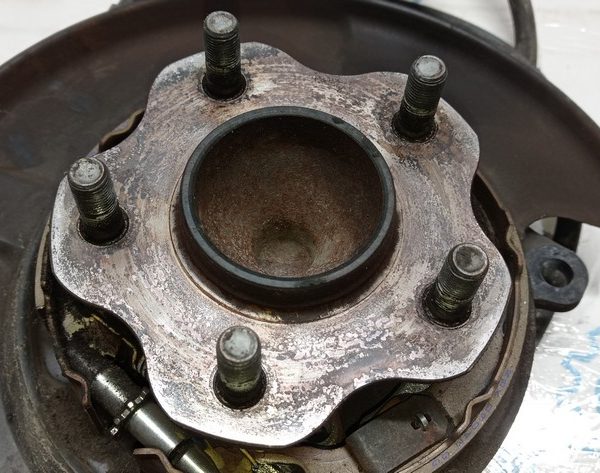 Ступица зад лев Nissan Rogue 14- fwd (05) 43202-4BA0A