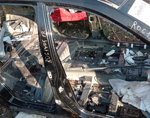 Стойка кузовная центральная правая Nissan Rogue 14- (05) черный,цвет KH3 76032-4BA0A