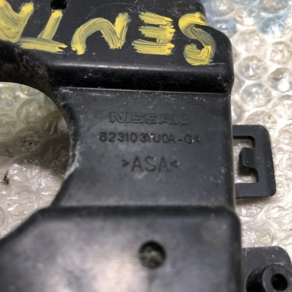 Крепление решетки радиатора лев Nissan Sentra 16-19 рест 623103YU0A-G4