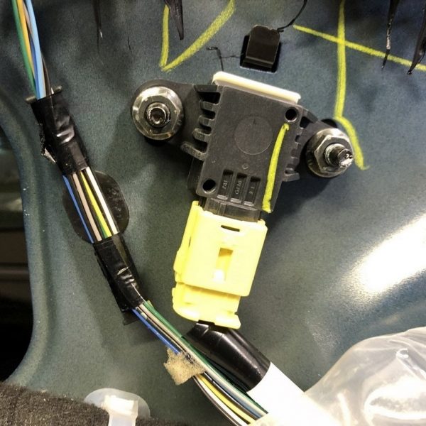 Датчик подушки безопасности дверь прав Nissan Sentra 13-19 98836-3TA6B