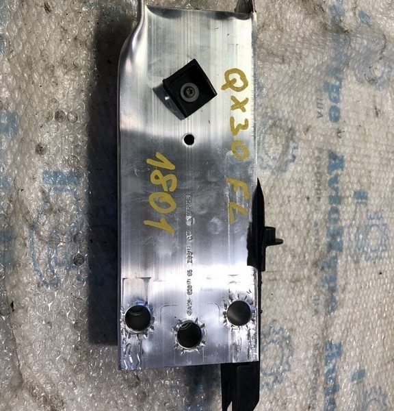 Клык усилителя переднего бампера лев Infiniti QX30 17- (01) немного деф. 622115DC0A