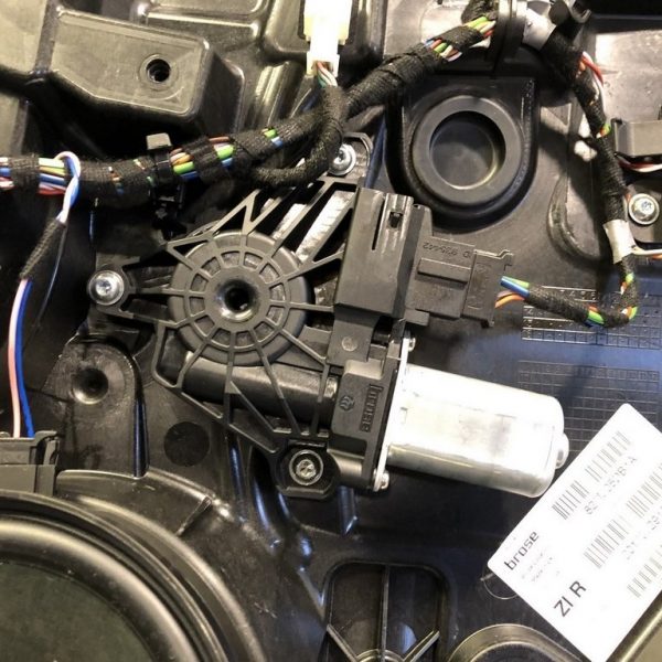 Стеклоподъемник с мотором зад прав Infiniti QX30 17- 827305DM0A