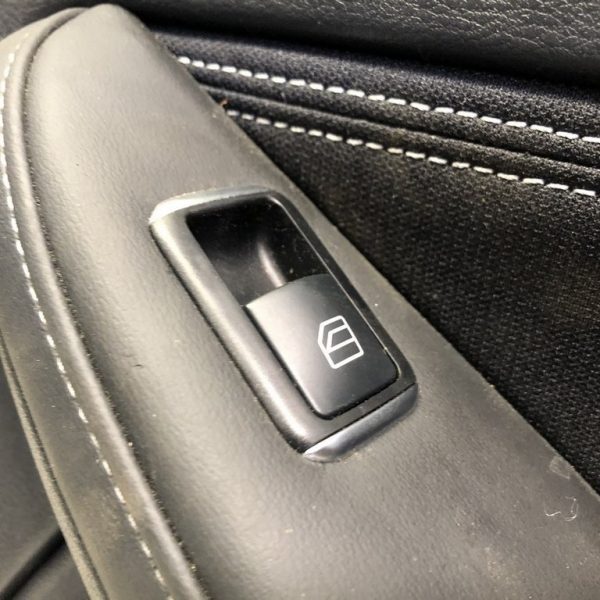 Управление стеклоподъемником зад прав Infiniti QX30 17- 25411-5DA0A