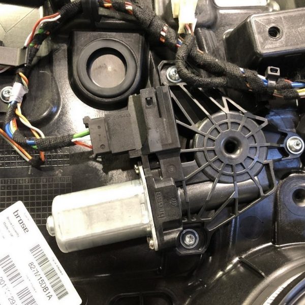 Стеклоподъемник с мотором зад лев Infiniti QX30 17- 82721-5DM0A