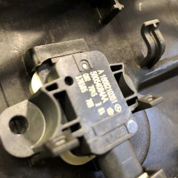 Датчик подушки безопасности дверь зад лев Infiniti QX30 17- 56054084AA