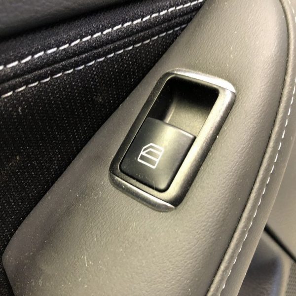 Управление стеклоподъемником зад лев Infiniti QX30 17- 25411-5DA0A