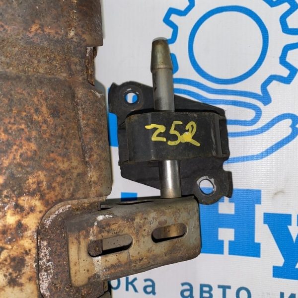 Крепление глушителя в районе приемной трубы Nissan Murano z52 15-