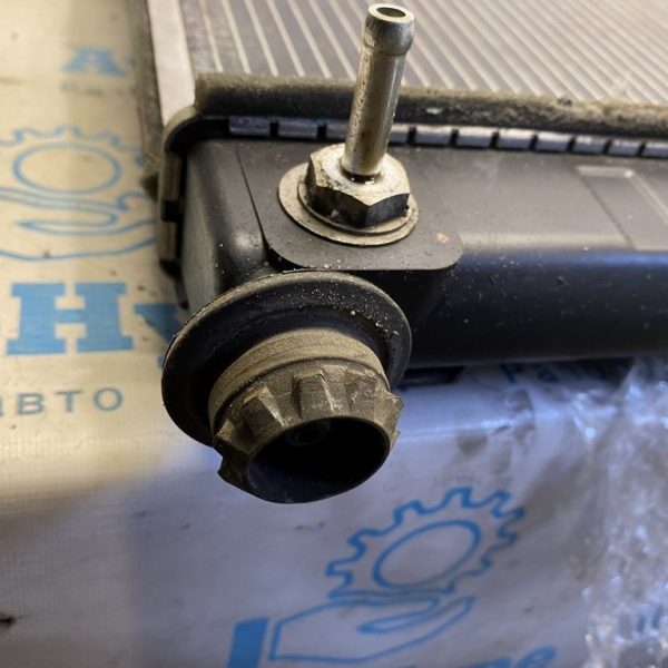 Кронштейн радиатора нижний лев Nissan Murano z52 15-