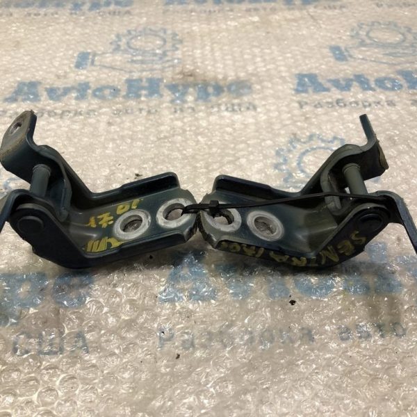 Петля двери нижняя перед прав Nissan Sentra 15-19 82420-4P00A
