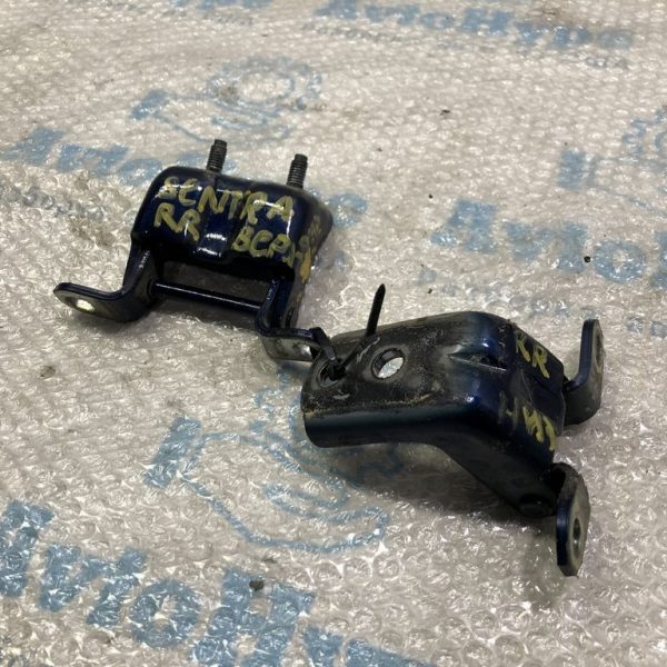 Петля двери верхняя зад прав Nissan Sentra 15-19 82400-9N00A