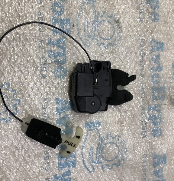 Замок крышки багажника Nissan Sentra 13-18 84630-3SG0A