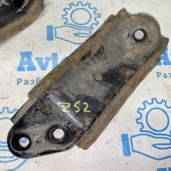 Лопух переднего подрамника зад прав Nissan Murano z52 15- 54340-1AA0B