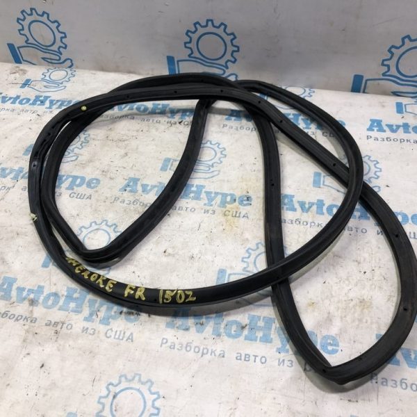 Уплотнитель двери перед прав Jeep Cherokee KL 14- 68103062AB