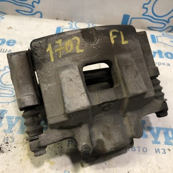 Суппорт перед лев Jeep Cherokee KL 14- 68212011AA