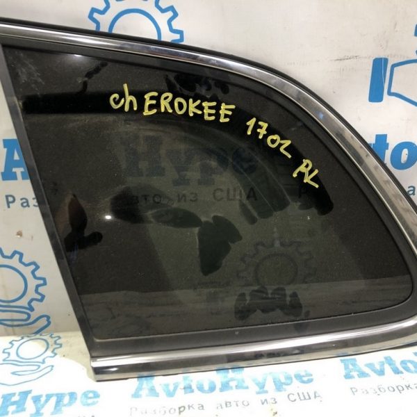Форточка (глухое стекло) задняя левая Jeep Cherokee KL 14- хром 68225175AA