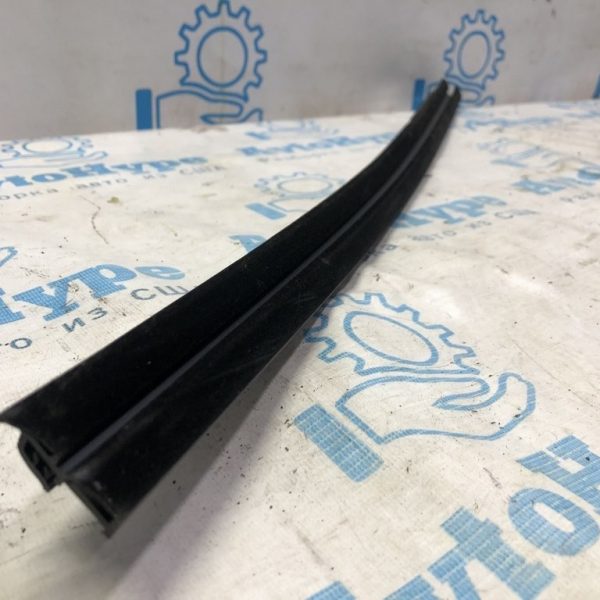 Уплотнитель стекла перед лев Jeep Cherokee KL 14- 68104585AC