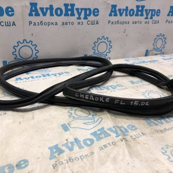 Уплотнитель двери перед лев Jeep Cherokee KL 14- 68103063AB