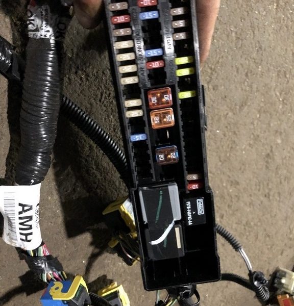 Блок предохранителей салонный Ford C-max MK2 13- AV6T14K131AB