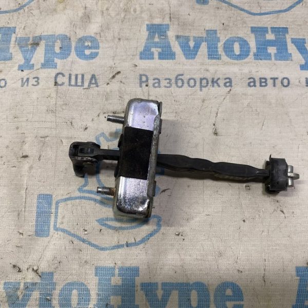 Ограничитель двери перед лев Toyota Highlander 14- Реализ.Вадим 68620-0E060