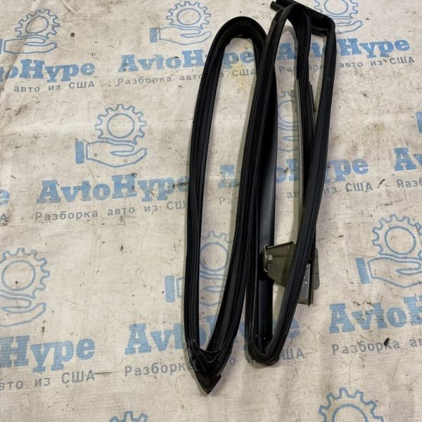 Уплотнитель стекла перед лев Toyota Highlander 14- реализ Вадим 68151-0E051